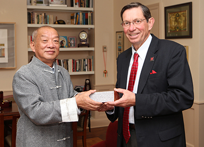 President David Hodge accepts gift from Chinese artist 
