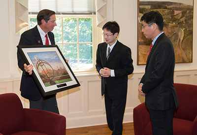 President Hodge gives gift to Japanese delegation
