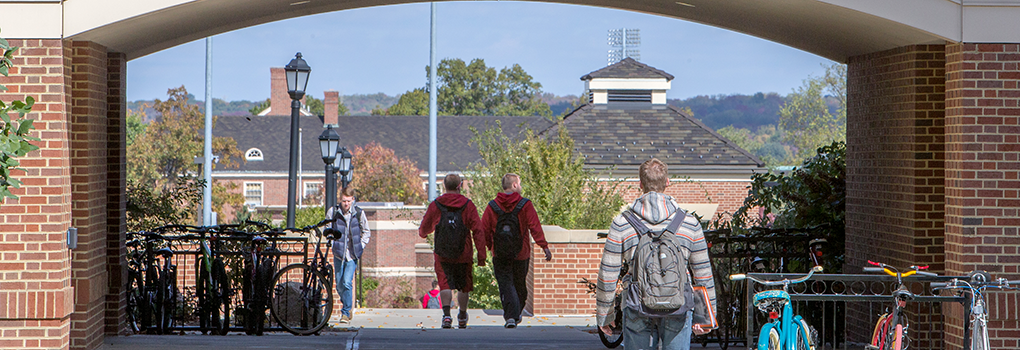 Students walking in between Benton Hall and the Engineering building
