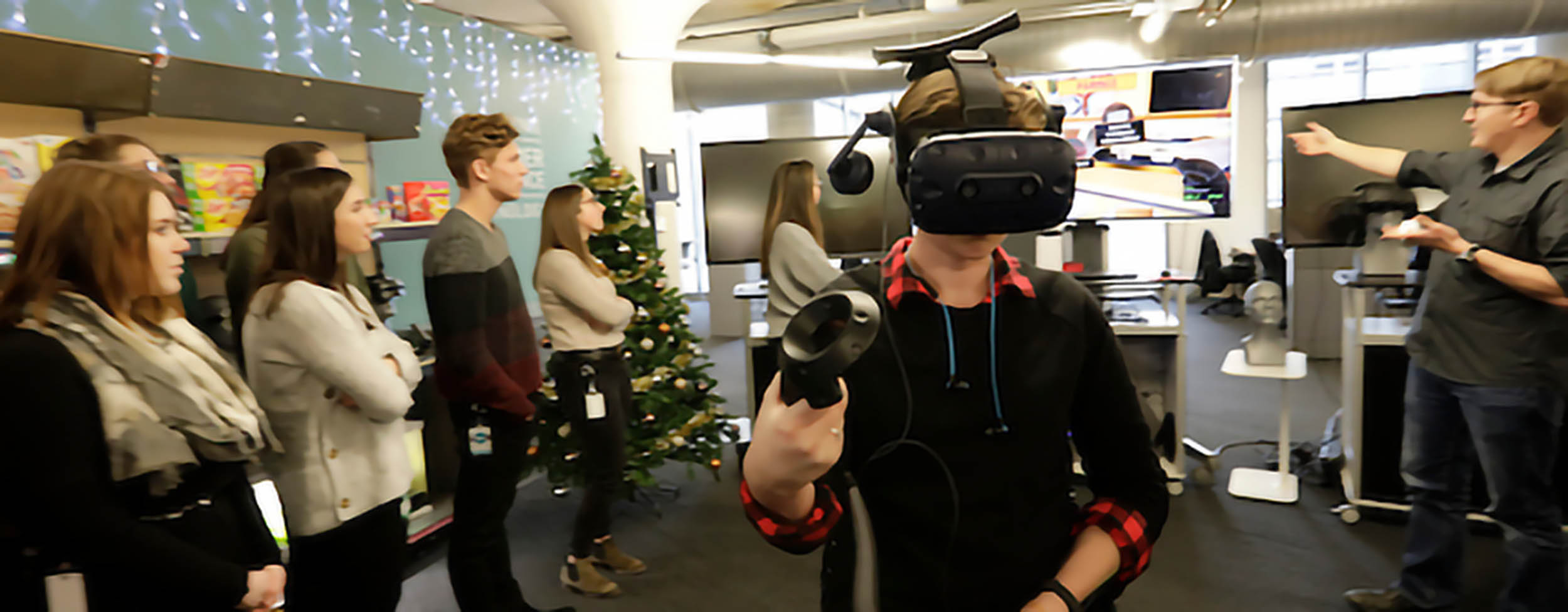 Entrepreneurship students visit a Cincinnati firm and try out virtual reality gear