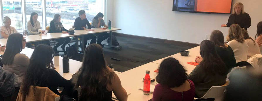 Entrepreneurship students visit a Cincinnati business