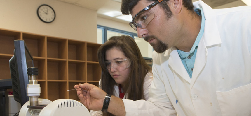 Male and female student working on an experiment in a forensics labs