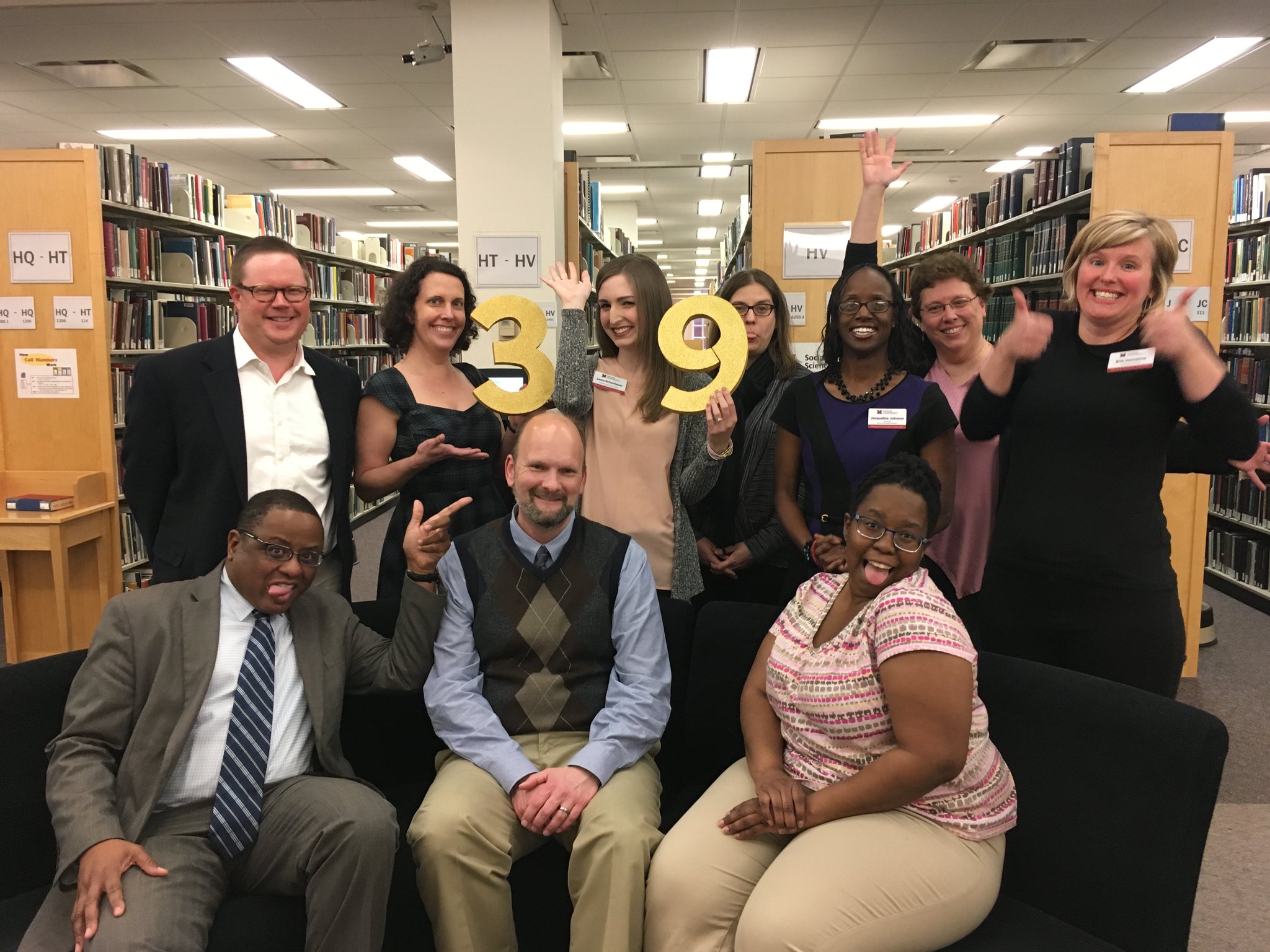 Happy 39 days to Commencement from @miamiulibraries on #NationalSchoolLibrarianDay. The Class of 2017 will be alumni! #MiamiOHCountdown https://t.co/sNwI964v8u