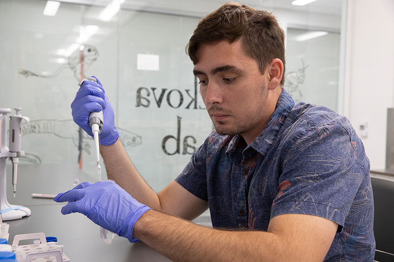 keaka farleigh holds a pipette at the lab bench