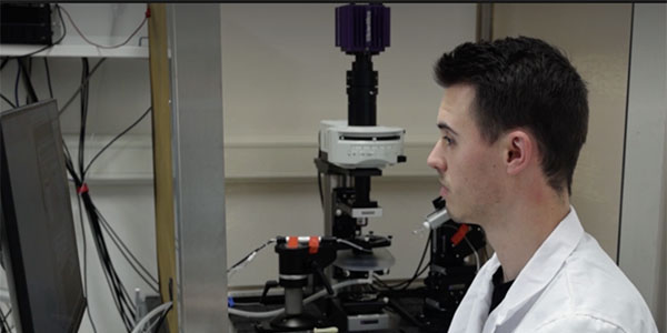 Samuel Brown demonstrates dynamic clamp electrophysiology in a screenshot from JoVE's video on their research.