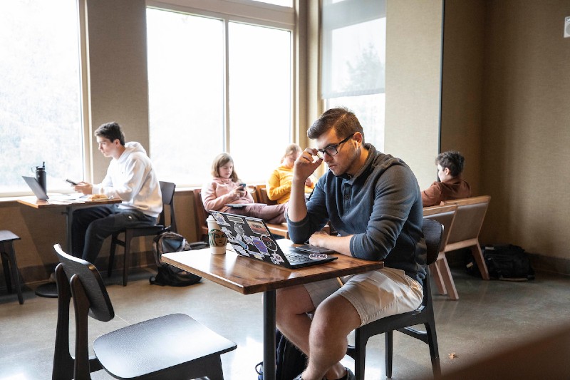 一名迈阿密大学学生在咖啡店里做作业。