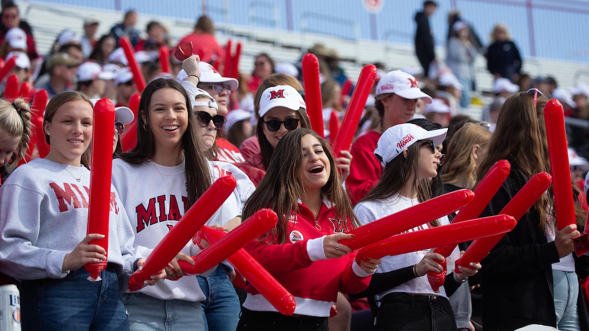 Estudiantes de Miami celebrando en un partido de fútbol.