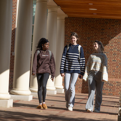 Estudiantes caminando por el campus Armstrong.