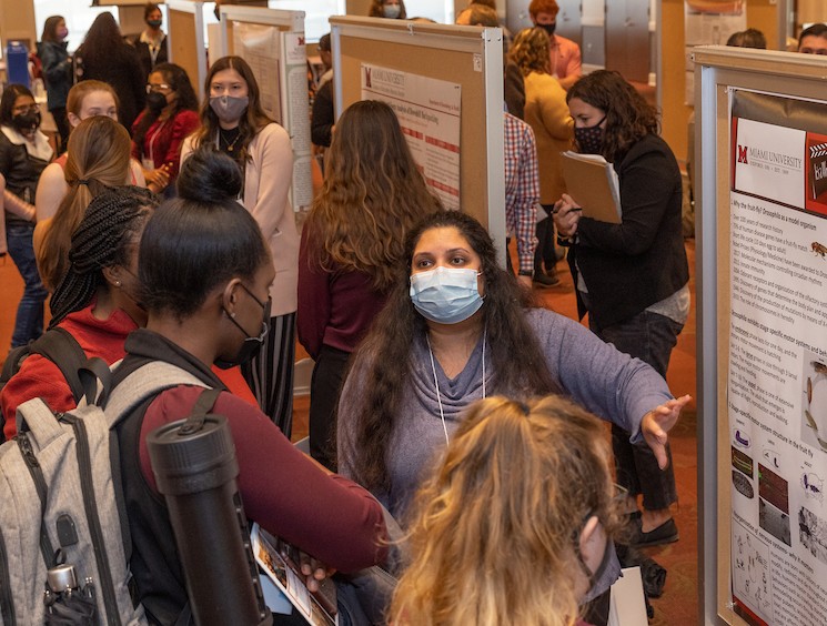 Estudiantes graduados se muestran los hallazgos de sus investigaciones y hacen presentaciones a los miembros del cuerpo docente.