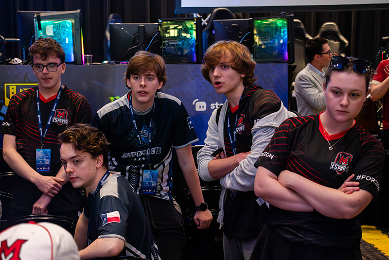 esports players watching teammates