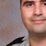 Closeup of a photo of Nidal Hasan in his US military uniform