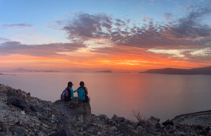 Students on Baja, Mexico Field Course overlooking the Vermillion Sea/Gulf of California. 