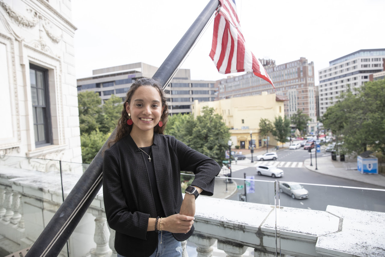 Maria Almeida '24 (Journalism and Public Health) interned with the nonprofit Kennedy Forum during this summer's Inside Washington program, joining classmates delving into career development and networking experiences within the nation’s capital.