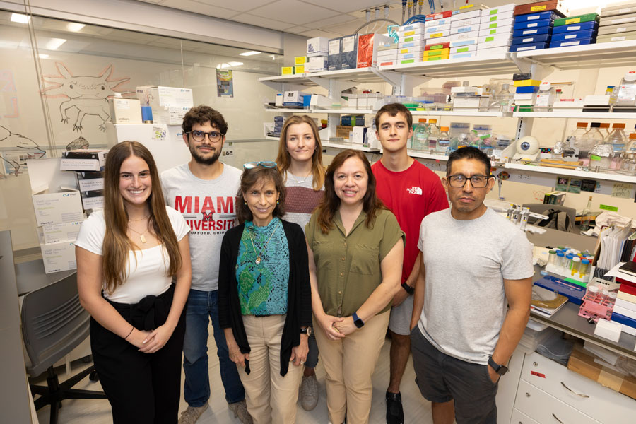 Katia Del-Rio Tsonis with students in her research lab.