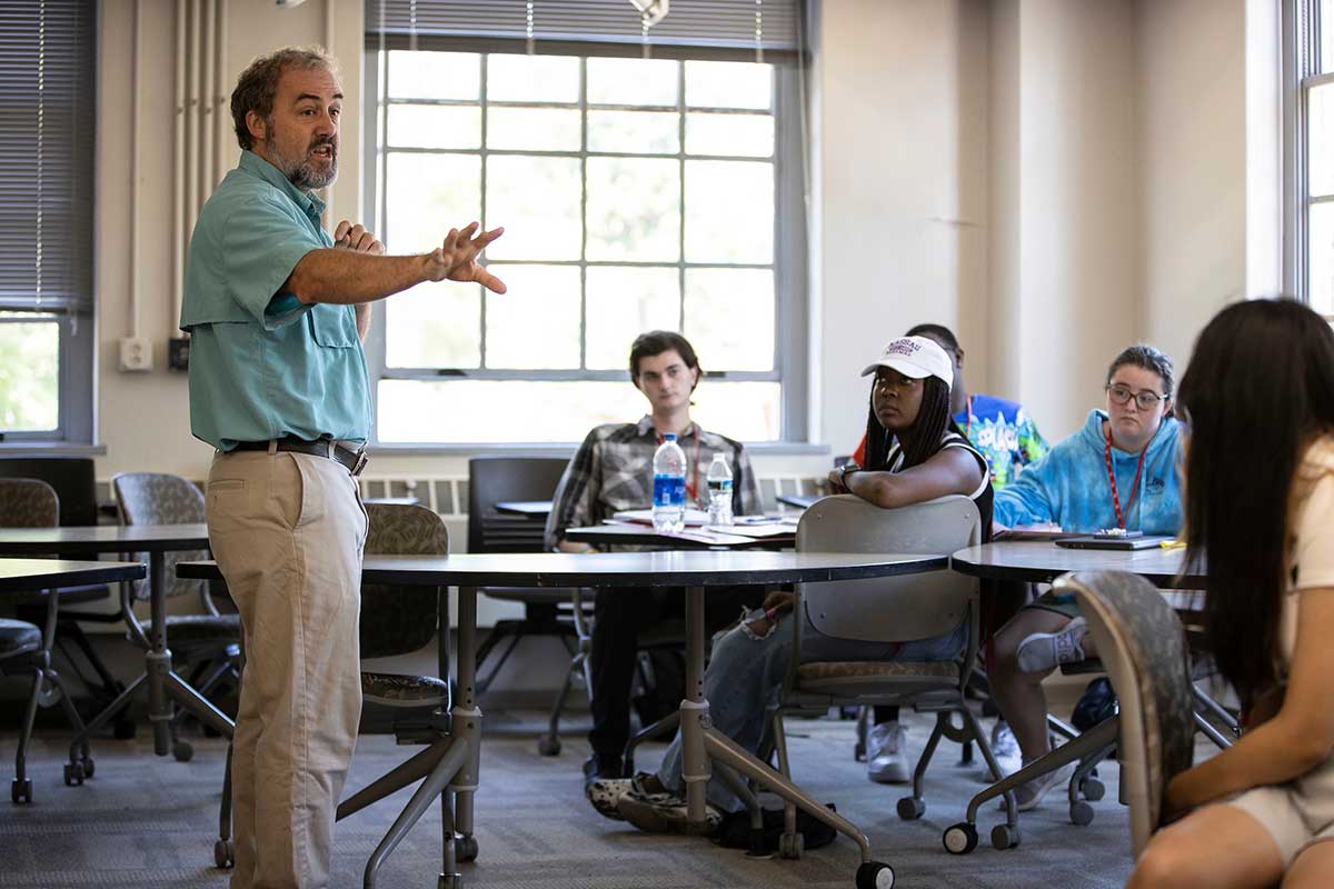 Steven Conn discusses John Locke's "2nd Treatise on Government" with Student Citizen participants.