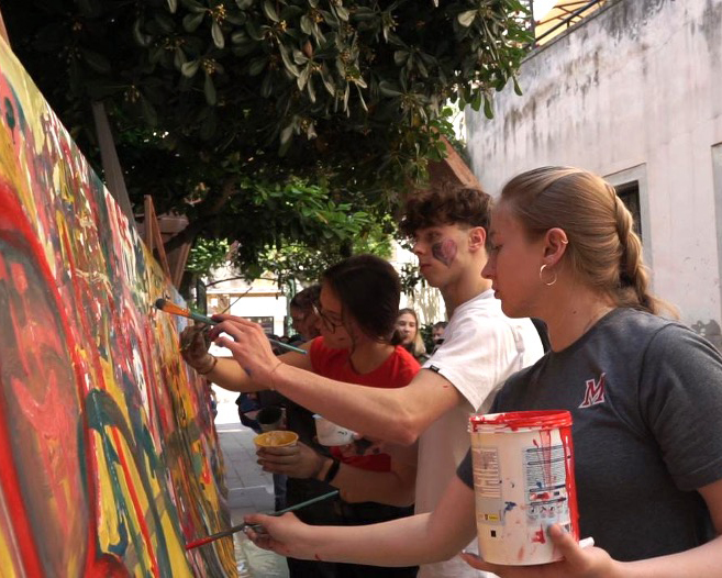 Kayla Skurski ( Miami BA in Architecture 2023) with the Students of Liceo Artistico Michelangelo-Guggenheim, Mestre (Venice). Participatory mural in the Palazzo Mora Garden.