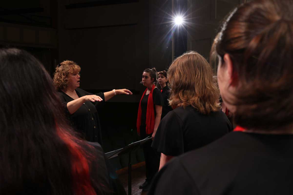 Robyn Lana directing the Choraliers