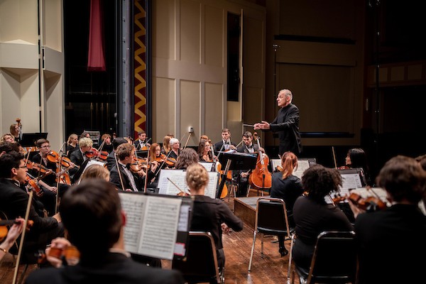 Ricardo Averbach conducting Miami University's Symphonic Orchestra