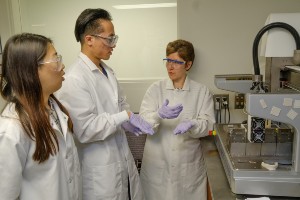 students working in a lab with an instructor