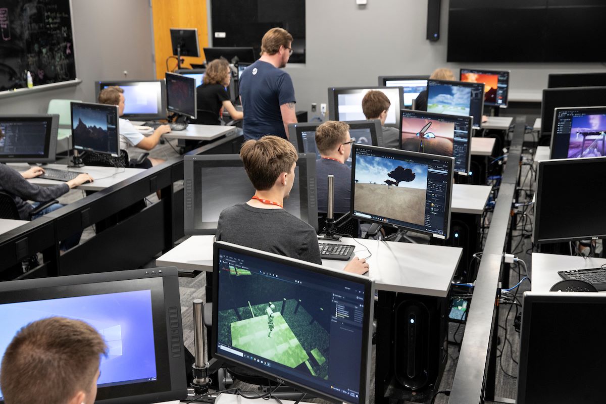 Computer Lab in Benton Hall with multiple students seated at computer stations
