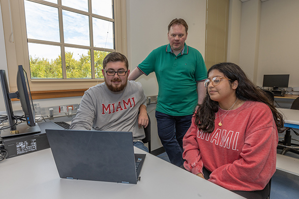 PhD student Sonny Grooms demonstrates his research for colleagues and faculty in the ECE department.