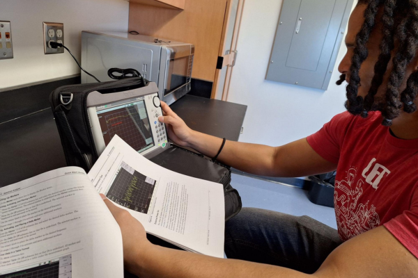 CEC graduate student Jordan Hamlett M.S. ‘24 works with the Anritsu Site Master, purchased for 5G broadband workforce preparation using RAPIDS funding.