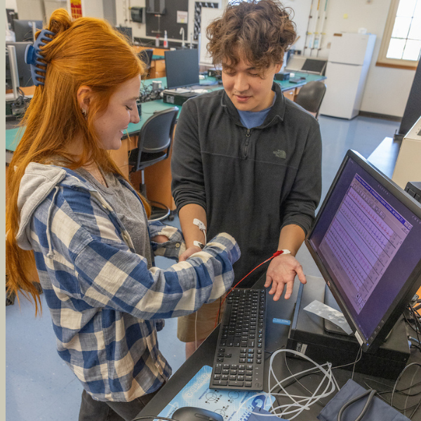Two CEC undergraduate students work with a Biopac machine