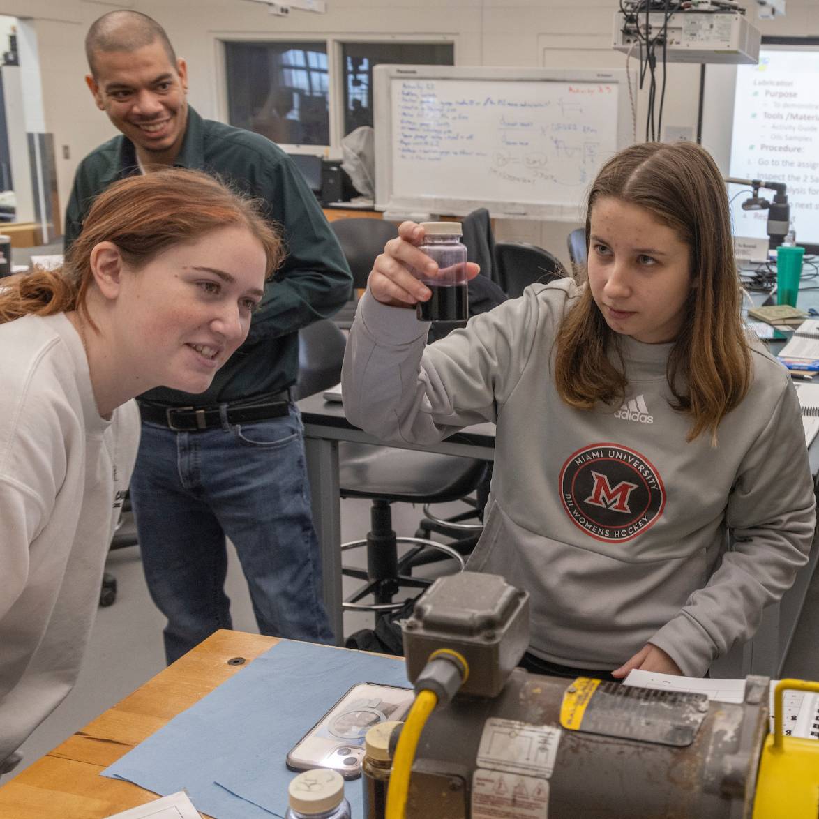 Sofie Dwyer working in a lab with another student
