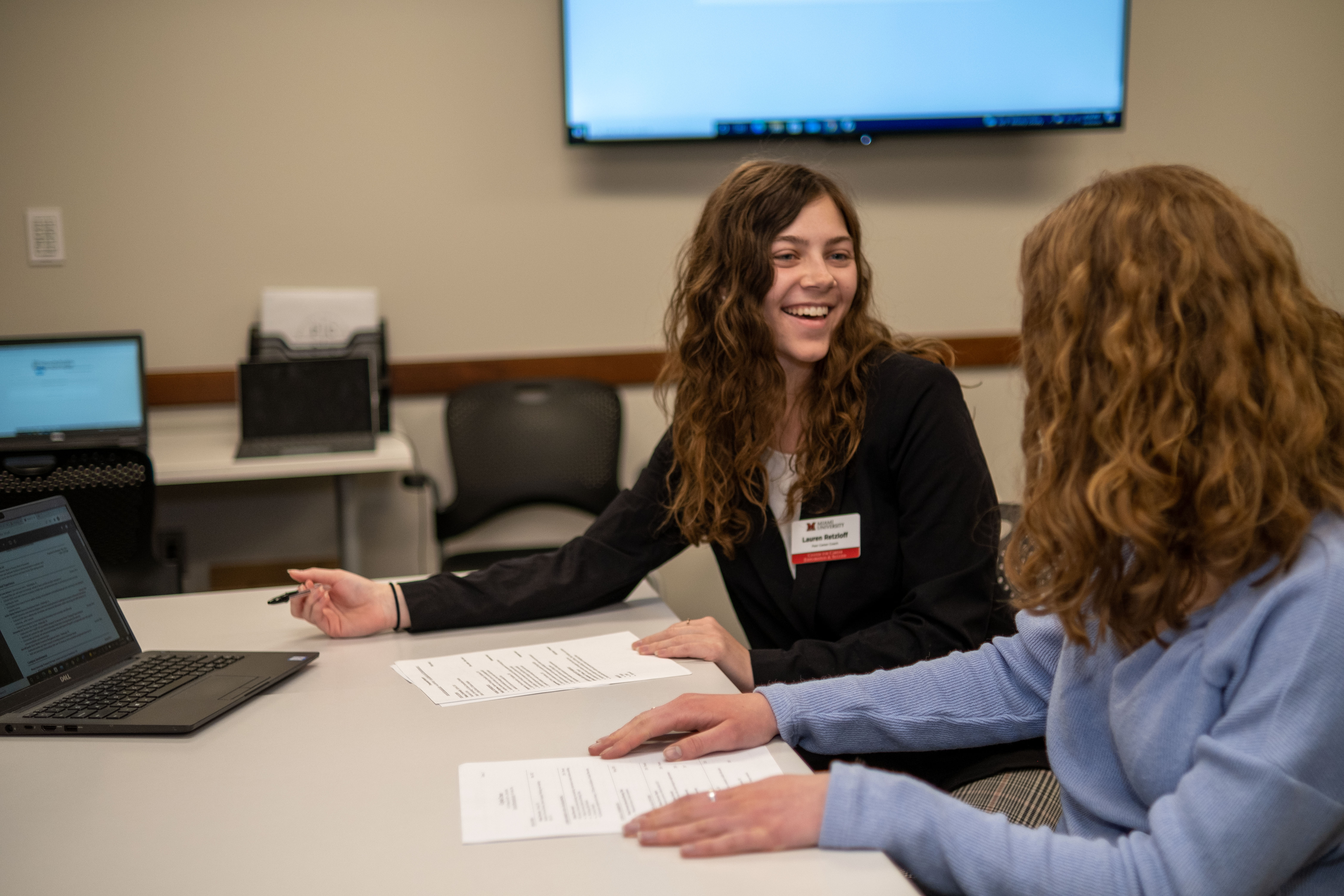 A peer career coach meets with a student.