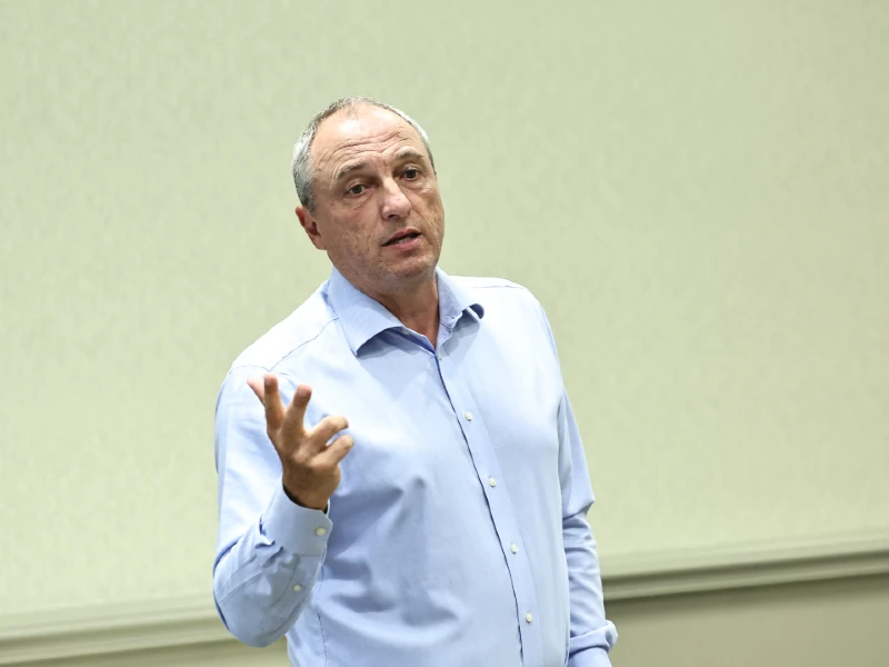 Professor Alex Tosolini speaking to class