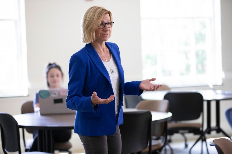 Professor Lisa Ellram teaching a class on supply chain management