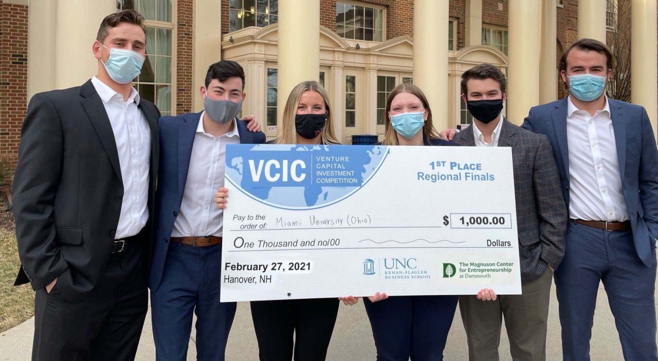 Abigail Bartlett, Blake Faulkner, Jake McCorkle, Sarah Seatter, Jeff Voss, and Michael Zilber holding up a big check of $1,000
