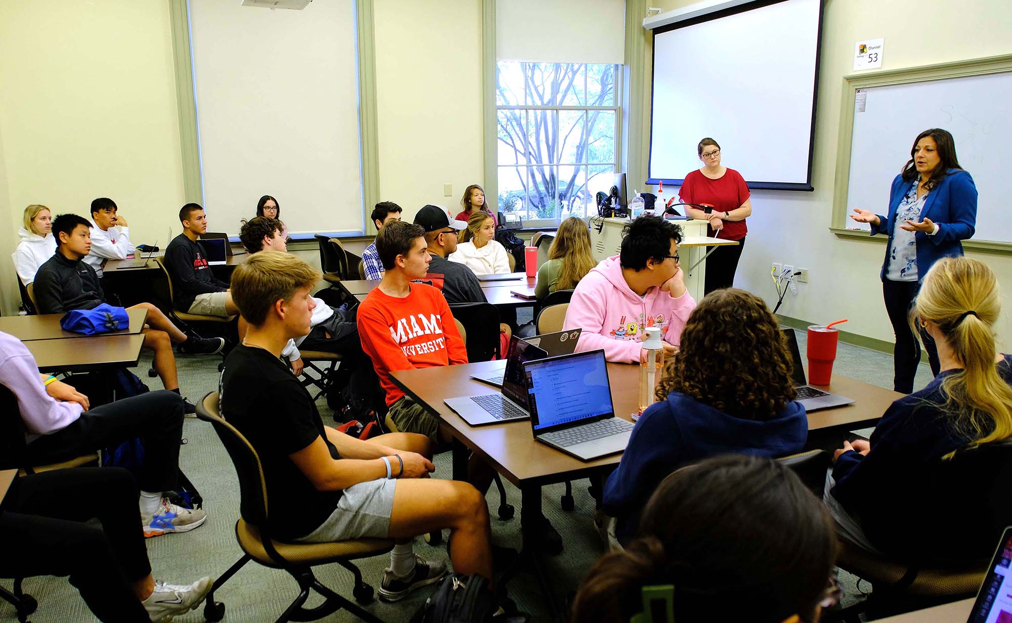 Keybank Executive talks with students during a class visit