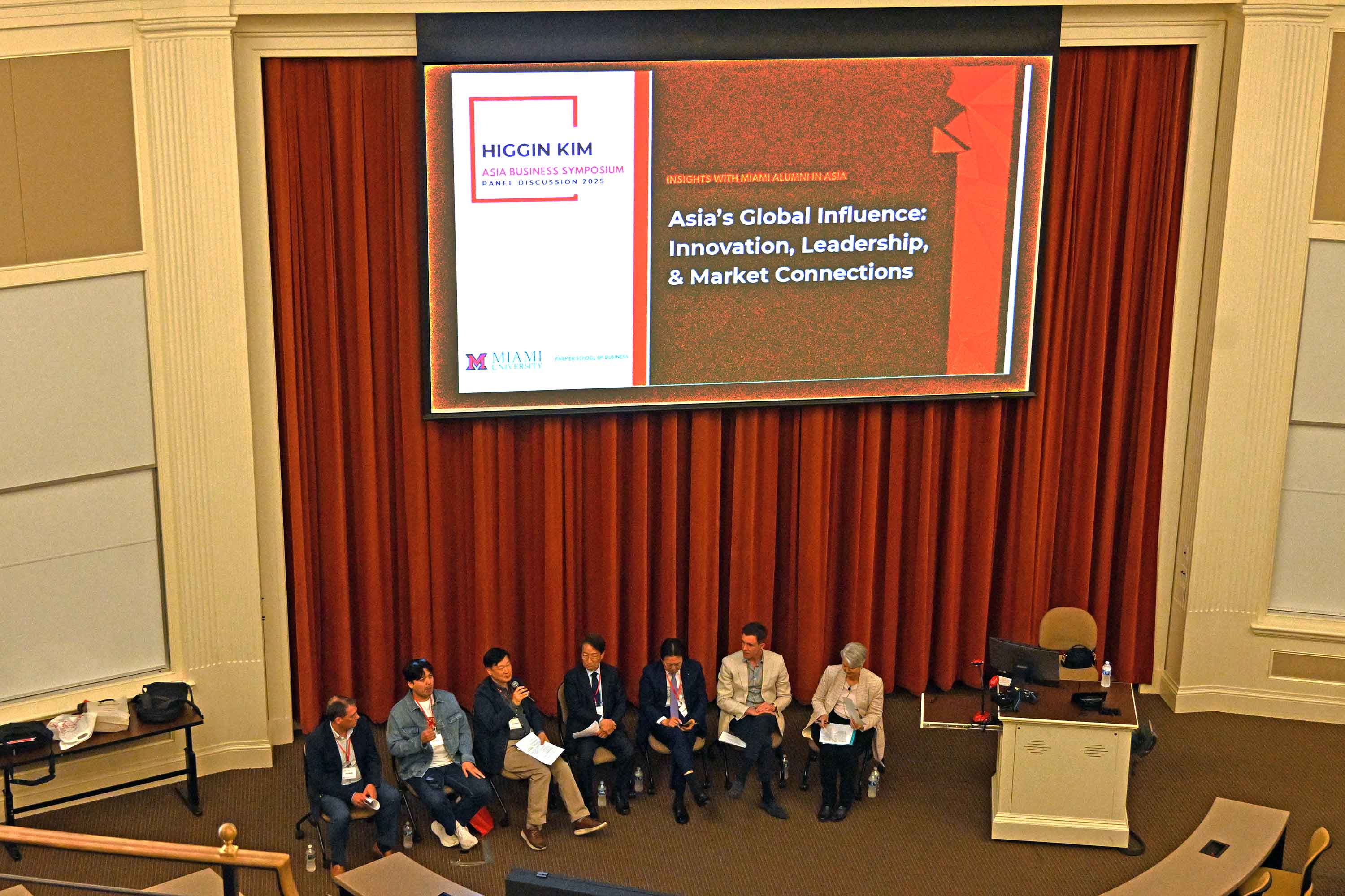 Wide angle photo of Higgin Kim participants 