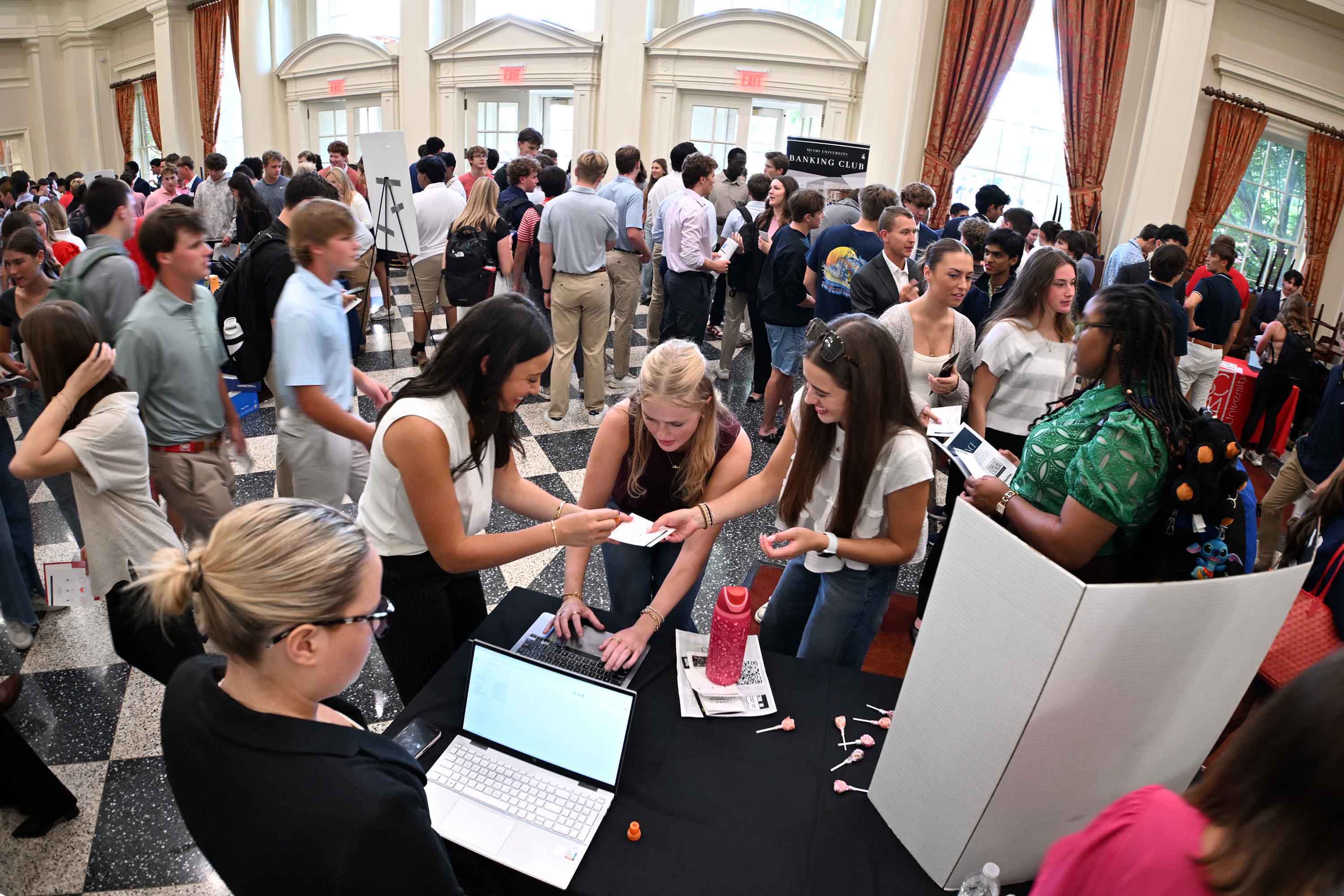 Wide shot of Meet the B-Orgs with many students in the Forsythe Commons
