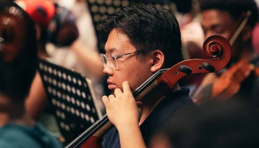 Marcus Cheung playing cello