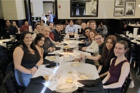 Alumni connecting over dinner