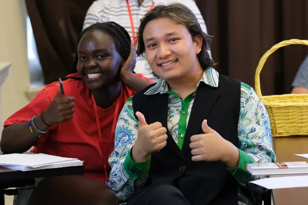 two students with smiles and thumbs up