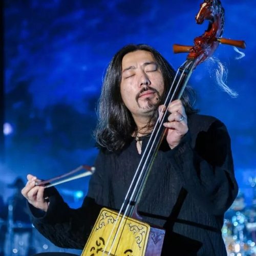 Jinshan (Alatengwula) playing a Chinese musical instrument