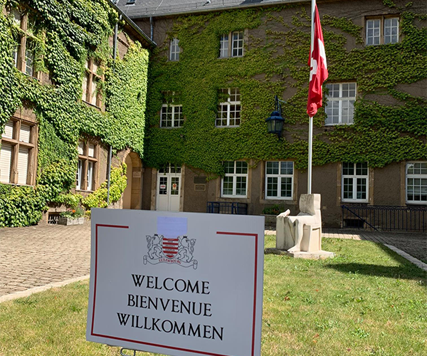 The welcome sign in front of the chateau