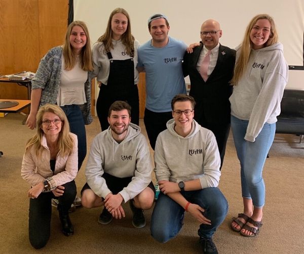 Luxembourgish students with President Crawford