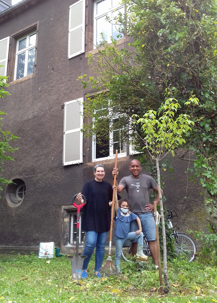 Albarran family poses near their tree