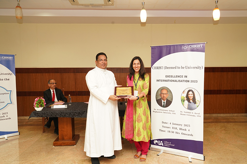 Vaishali Raval with award and presenter