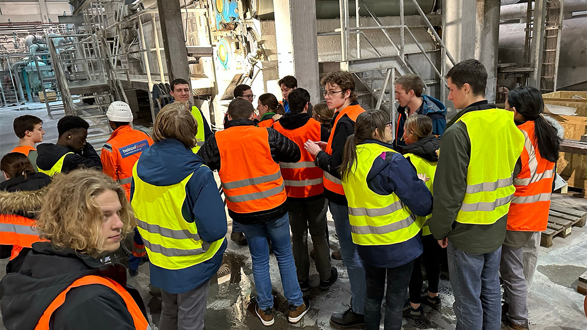 Engineering students tour a plant in Laakirchen