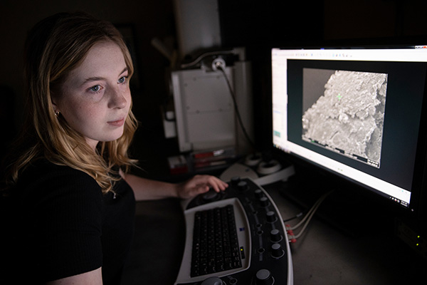 Hannah Wudke at the SEM monitor with a talc ore sample on the screen