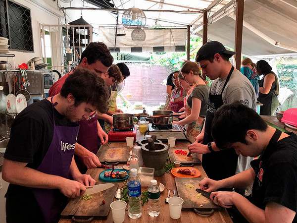Miami University students take part in a cooking class in Singapore during a faculty-led Farmer School of Business trip to Singapore and Korea during last winter term (photo submitted by John Ni).