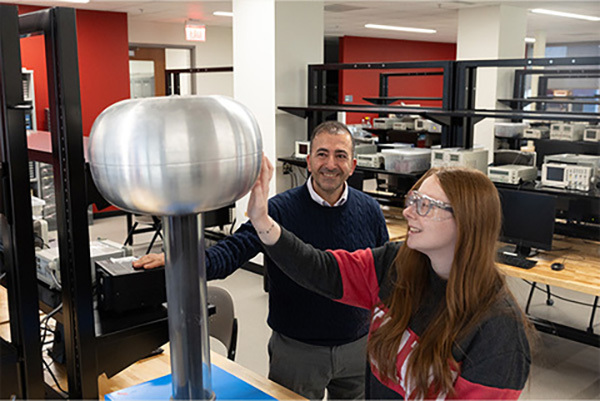 First-year Electrical and Computer Engineering Technology student Brianna Mullins learns from Mohammad Mayyas in the new AM Hub on the Hamilton campus.