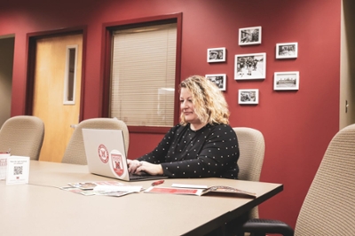 Regional Director of Transfer Pathways and Partnerships Ann Shelton meeting with a student virtually. 