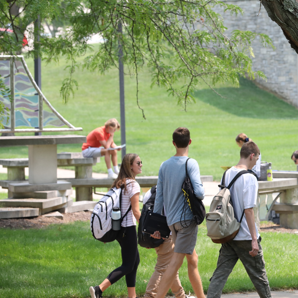 Students walking thru the quad on the Middletown Campus