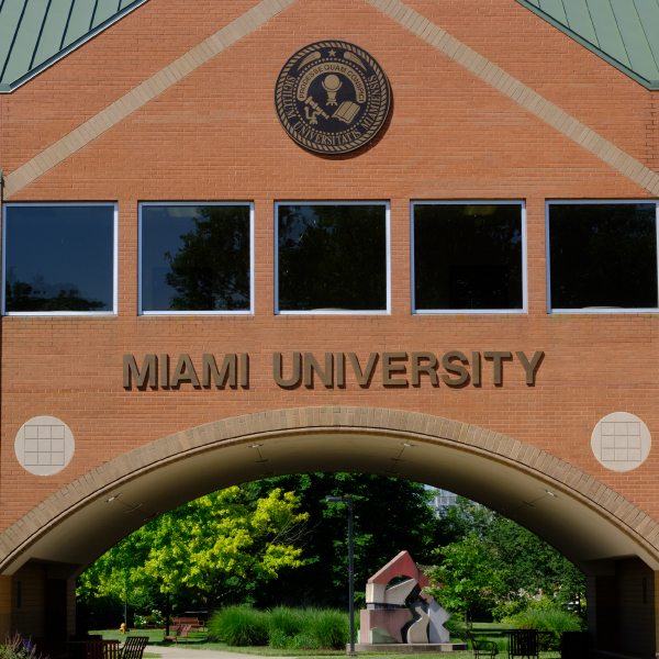 El nombre de Miami University en lo alto del arco de entrada al campus de Hamilton de Miami